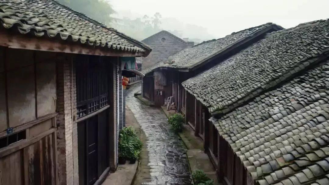 逃离古老的乡村房子
